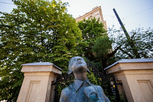 Ekspertizė: medžiai Romaino Gary skvere netrukdo nei aplink esantiems statiniams, nei paminklą juosiančiai sienelei