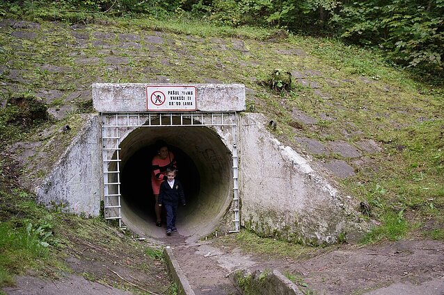 Į mokyklą – ir vėl tuneliu: Vilniaus Zuikių gatvės gyventojai į miestą keliauja po geležinkeliu įrengta vandens pralaida
