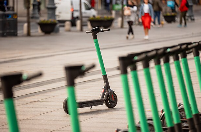 Pokyčiai paspirtukininkams Vilniuje: nuo rugsėjo išsinuomotos transporto priemonės bet kur palikti nepavyks