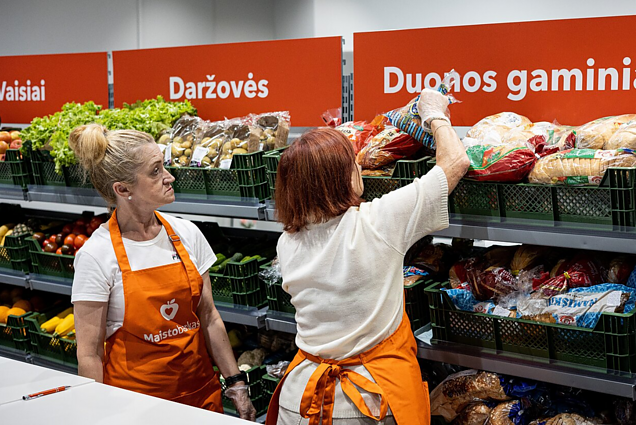 Vilniuje šiandien atidaryta pirmoji Lietuvoje maisto atiduotuvė: nepasiturintieji maistą galės pasirinkti patys