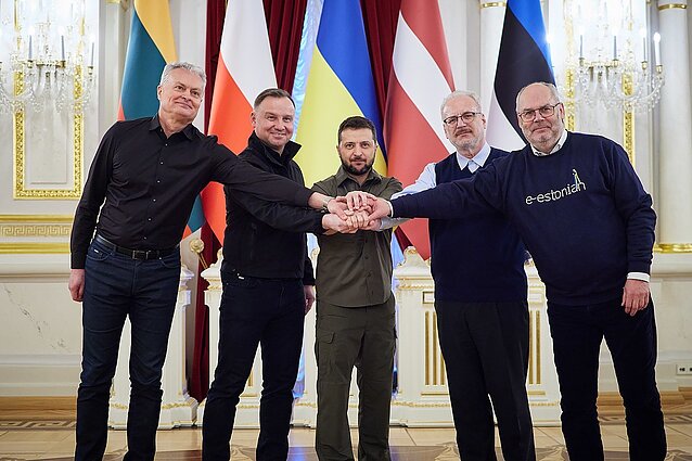 Президенти Литви (Ґітанас Науседа), Польщі (Анджей Дуда), України (Володимир Зеленський), Латвії (Егілс Левітс) й Естонії (Алар Каріс). Зустріч на підтримку України під час повномасштабного вторгнення Росії. Київ, 23 квітня 2022 року
