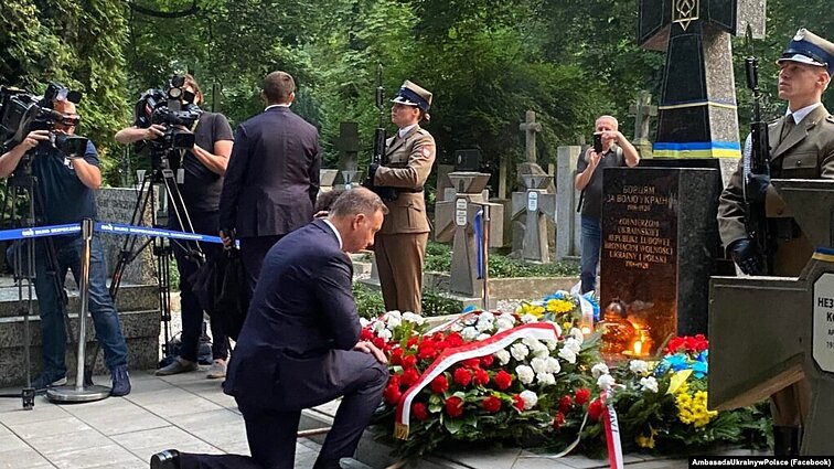 Президент Польщі Анджей Дуда вшановує воїнів Армії УНР на кладовищі у столиці Польщі. Варшава, 14 серпня 2022 року