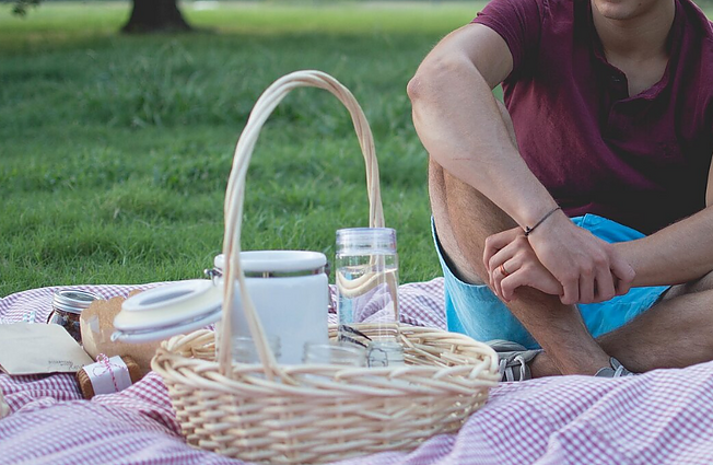 Besiruošiantiems pirmaisiais rugsėjo savaitgaliais į iškylas – 2 lengvai paruošiamų salotų stiklainiuose receptai