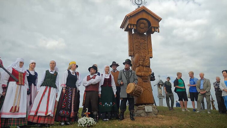 Angelų kalvą papildė pasaulio lietuvių angelo skulptūra: atidengimo ceremonijoje dalyvavo ir Oslo lietuvių ansamblis „Gabija“