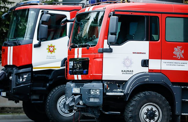 Priešgaisrinės saugos pažeidimai fiksuojami daugelyje daugiaaukščių, tačiau gyventojus priversti tvarkytis – sudėtinga