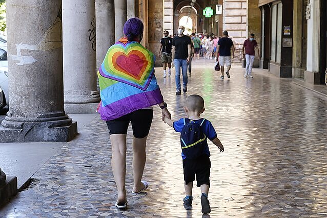 Siūlomi nepilnamečių apsaugos įstatymo pokyčiai: informacija apie tos pačios lyties porų santykius nebebūtų laikoma žalinga