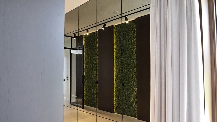 Miškas ne tik už lango, bet ir viduje: erdviame name gamtos motyvai išreikšti dekoratyvinių samanų sienomis