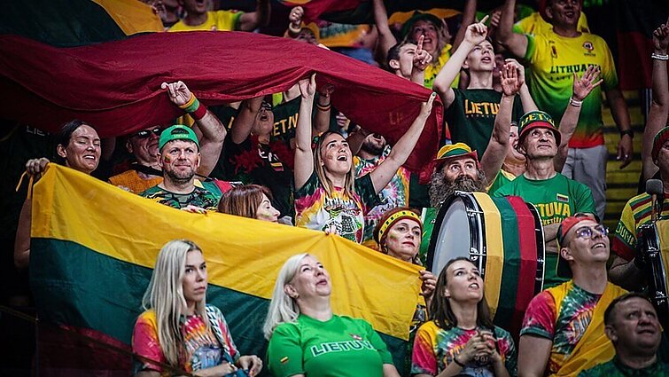 Filipinuose krepšinio čempionatą stebintys sirgaliai: Lietuvos fanų tikrai daugiausiai – tai tarsi pasaulio lietuvių susitikimas