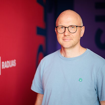 Čia ir dabar. Apie psichoterapijos aukso amžiaus galimybes ir rizikas – su profesoriumi Pauliumi Skruibiu