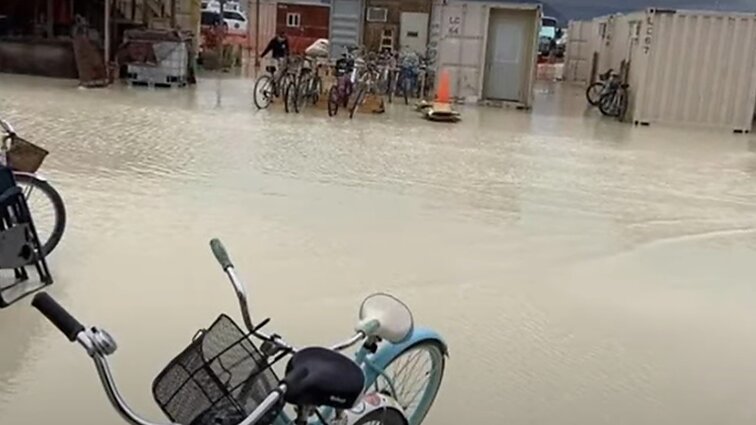 Žinios. Festivalio „Burning Man“ organizatoriai atvėrė kelią jo dalyviams palikti renginio teritoriją