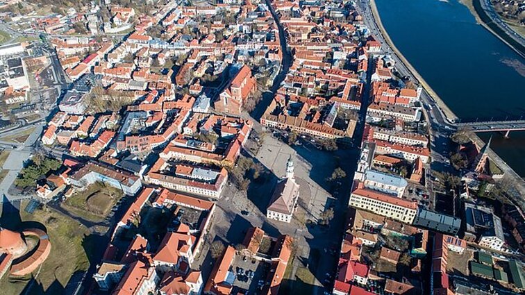 Žinios. Kauno senamiestyje baigiama diegti mažųjų emisijų zona, kaskart įvažiavus teks susimokėti