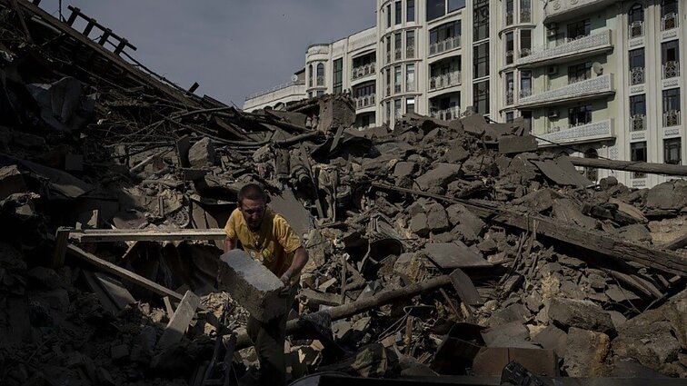 Tęsiantis atakoms, ukrainiečiai susiduria su dilema: imtis namus atstatyti dabar, ar laukti karo pabaigos