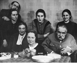 Józef Piłsudski z żoną, córkami i przyjaciółmi