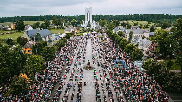 Tikintieji plūsta į Šilinių atlaidus: minimas popiežiaus Jono Pauliaus II-ojo vizito Lietuvoje 30-metis