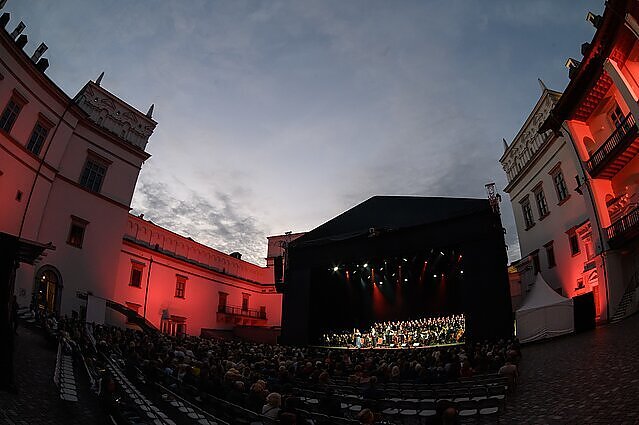 Iškalbingiau už tūkstantį žodžių: karo purtomo Kyjivo teatre nuskambėjo muzikinė padėka Lietuvai – opera „Lietuviai“