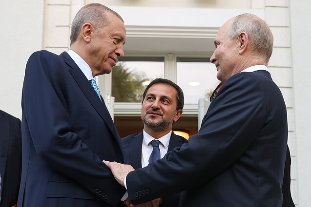 Putino ir Erdogano (ne)sutarimai: kol šimtai mln. badauja, Turkijos lyderis pelnosi iš dėl karo sustojusio grūdų transporto