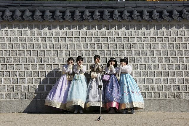Moterys su tradiciniais korėjiečių drabužiais „Hanbok“ Moterys su tradiciniais korėjiečių drabužiais „Hanbok“