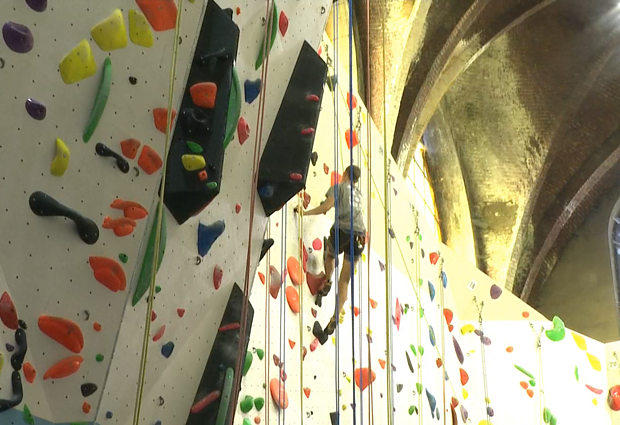 Neįprastos patalpos leido verslininkams įgyvendinti svajonę: vienoje erdvėje – ir bažnyčia, ir laipiojimo centras