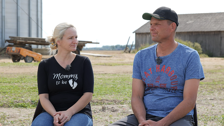 Nepaprasti žmonės. Gedminų šeimos ūkis, kur traktorius vairuoja mama ir dukros, ministrui kritikos negaili: būtų geriau, kad pats išeitų