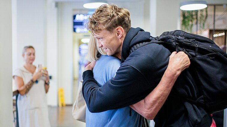 Žinios. Vyrų krepšinio rinktinė namo grįžo tyliai: oro uoste pasitiko artimieji ir keletas žurnalistų