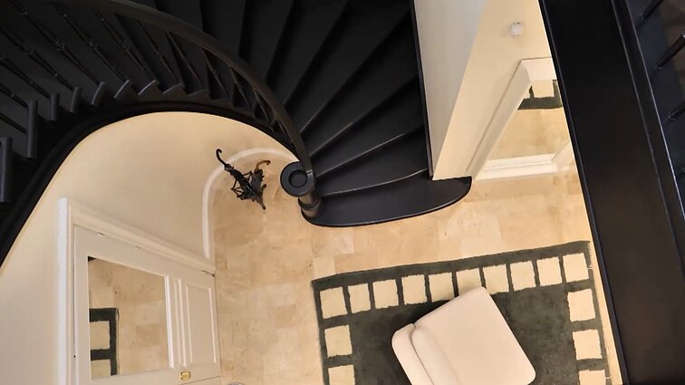 Išskirtiniame būste – masyvūs laiptai, autentiška langų forma ir stalas, sveriantis 1 toną: atsigabenti buvo sudėtinga