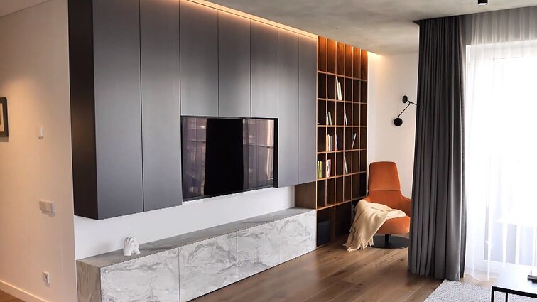 Jaunos šeimos bute dizaino elementus padiktavo tėvų dovana, interjerą papildė ir antram gyvenimui prikelti baldai