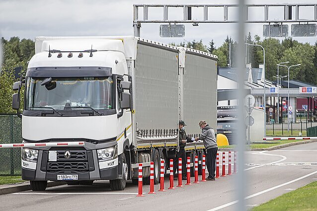 ES Vokietijos prašymu patikslino sankcijų taisykles: galioja draudimas įvažiuoti automobiliams rusiškais numeriais