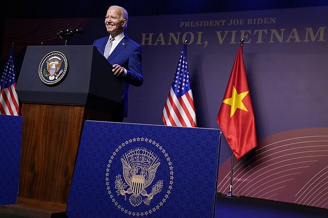 JAV prezidentas – Vietname: Bidenas atmeta teiginius, kad Vašingtonas siekia suvaržyti Kinijos tarptautinę įtaką