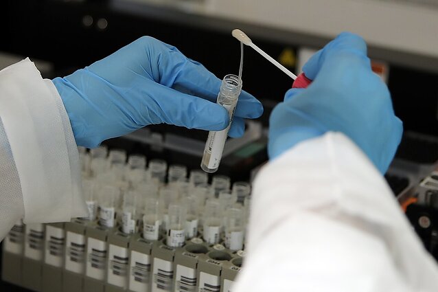 Daugėja sergančiųjų gripu ir COVID-19: epidemiologai sako, kad stipriai nerimauti nėra pagrindo, nors užsikrėtusiųjų daugės