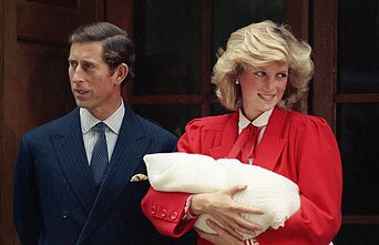 Karolis III ir ledi Diana pristato princą Harry visuomenei Karolis III ir ledi Diana pristato princą Harry visuomenei