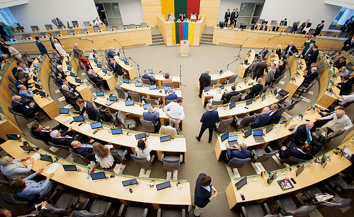 Žinios. Seimas imasi siūlymų griežčiau riboti seksualinių nusikaltėlių galimybes dirbti su vaikais