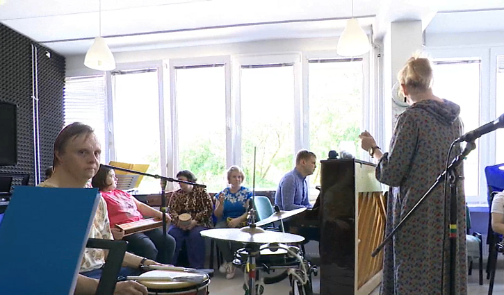 28 metus kartu skaičiuojantį „Spalvų muzikos“ kolektyvą sieja ne tik muzika: vienija kelionės, stovyklos konkursai ir draugystė