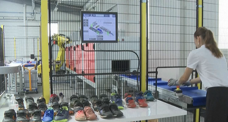 Prancūzijoje robotas efektyviai perdirba avalynę ir kitą tekstilę: įrangos vertė – beveik du milijonai eurų