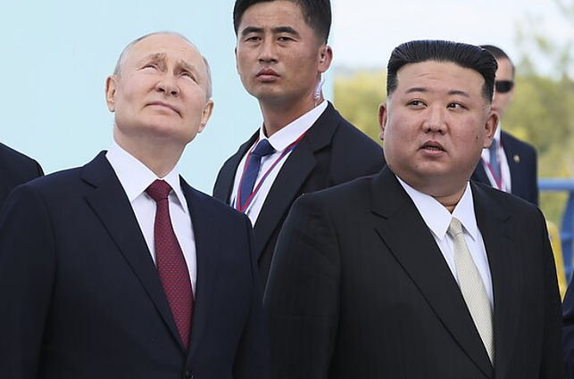 Kim Jong Uno ir Putino susitikimo atgarsiai: Maskva Pchenjanui žada padėti į kosmosą iškelti karinius palydovus