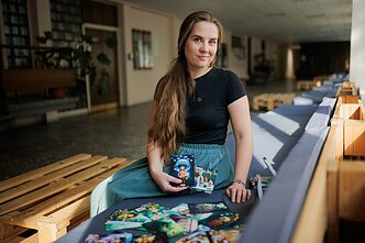 Ieva Kilė rodo edukacines matematinių uždavinių korteles