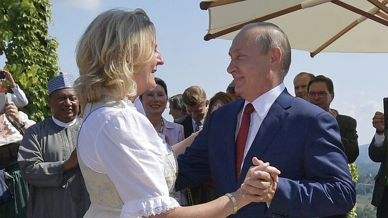 Su Putinu šokusi buvusi Austrijos ministrė apsigyveno Rusijoje: kokia Kremliaus įtaka Austrijos politikams?