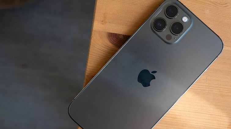 Žinios. Prancūzija uždraudė prekiauti „iPhone 12“ telefonais, nustačius per didelę jų elektromagnetinę spinduliuotę