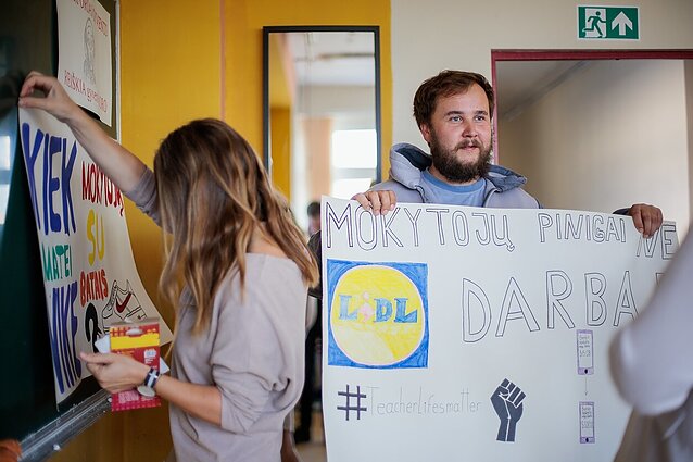 Žinios. Apie 5 tūkst. šalies pedagogų surengė įspėjamąjį streiką, dalyje mokyklų nevyko pirmoji ir antroji pamoka
