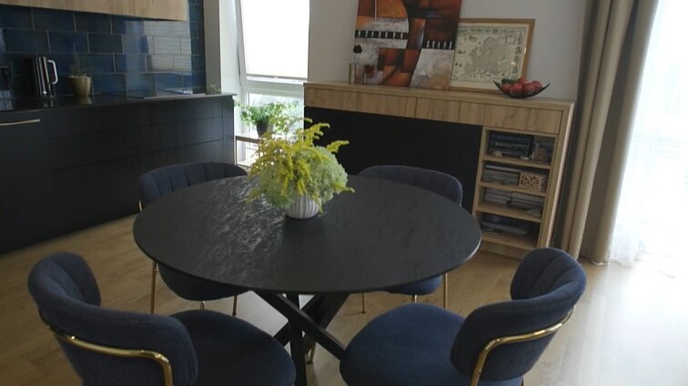 Nedidelį būstą kūrė taip, kad kiltų kuo mažiau rūpesčių: dėl pasirinktų paviršių čia buitis tarsi pranyksta