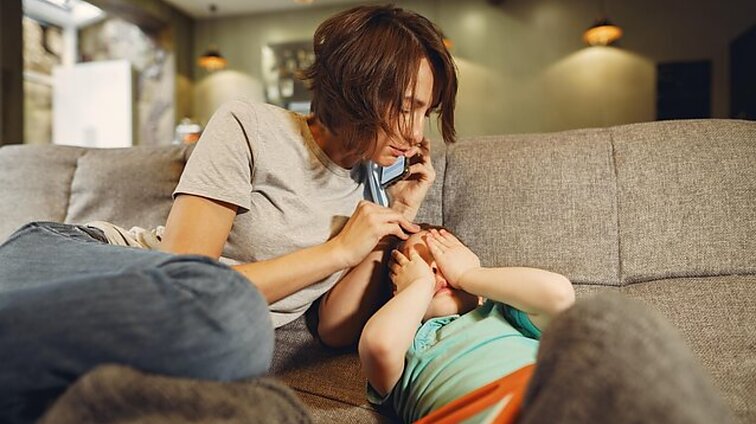 Tėvų širdies skausmas – susirgę vaikai: advokatas paaiškina, ką tokiais atvejais reikėtų žinoti apie darbo įsipareigojimus