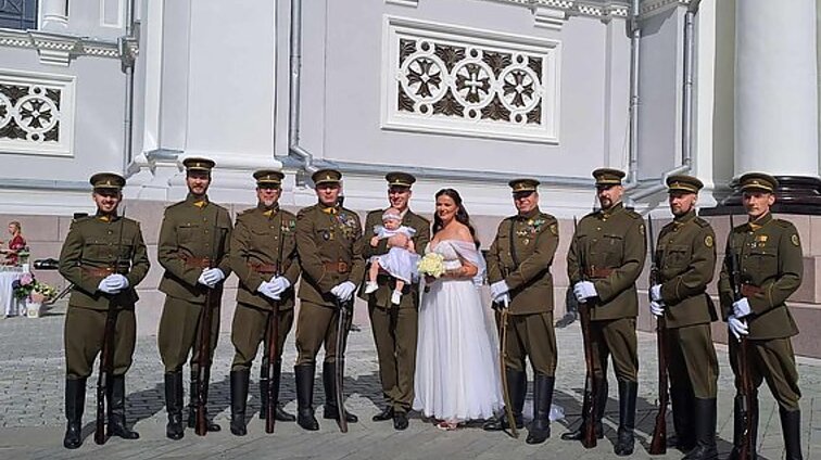 Vestuvių dieną – išskirtinė apranga: karininkai vis dažniau vilki uniformą, o užsieniečiai puošiasi tautiniais motyvais