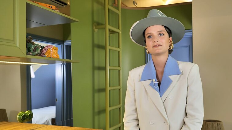 „Kaip iš stebuklų šalies“: sodrių spalvų butą menininkė papuošė specialiai tapytais paveikslais