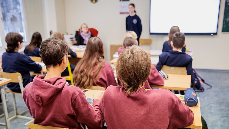 „Keliantys triukšmą nėra skaitę programos arba skaitę melagieną“: ministerija gyvenimo įgūdžių pamokų stabdyti neketina