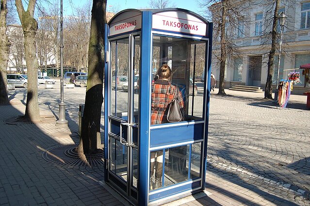 Neveikiantys taksofonai atgyja: Vilniaus Naujosios Vilnios rajone būdelė tapo nedidele galerija