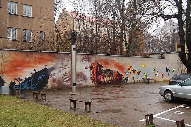 Ryto klausimas. Kuriuose pasaulio miestuose stovi Frankui Zappai skirtos skulptūros?