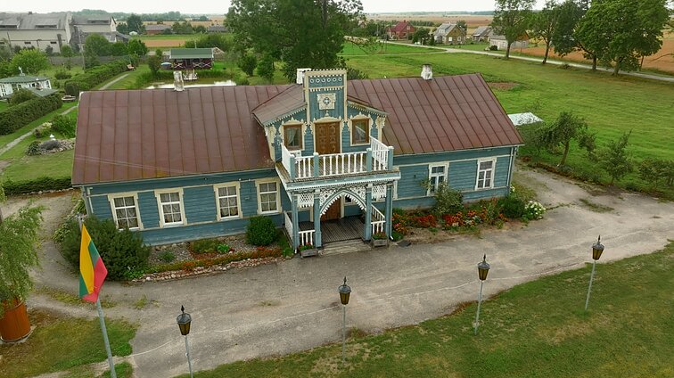 Vincgalio dvaras Kėdainių rajone – išpuoštas medžio drožiniais