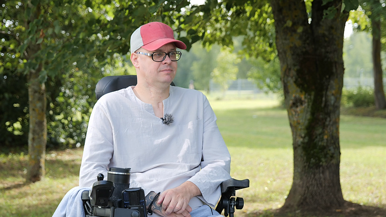 Nepaprasti žmonės. Po maudynių prie vežimėlio prikaustytas rokiškietis Marius turi savo versliuką: buvo sunku suvokti, kaip reikės gyventi