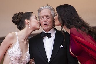 Michaelas Douglasas ir Catherine Zeta-Jones su dukra Carys Zetos