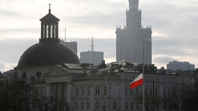 „Tai ne skandalas, o visa virtinė suklastotų žinių“: Lenkijoje verda politinės dramos dėl už kyšius išduodamų vizų