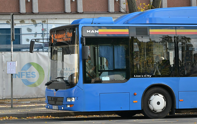 Dienos be automobilio išvakarėse – lenktynės Klaipėdos gatvėmis: šįkart greičiausia transporto priemone tapo autobusas